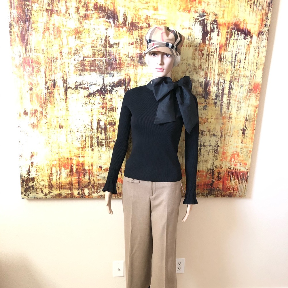 Fancy top with bowknot knit in black.